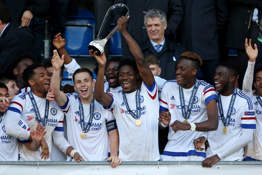 I giocatori del Chelsea festeggiano il trionfo nella Youth League 2016. Getty